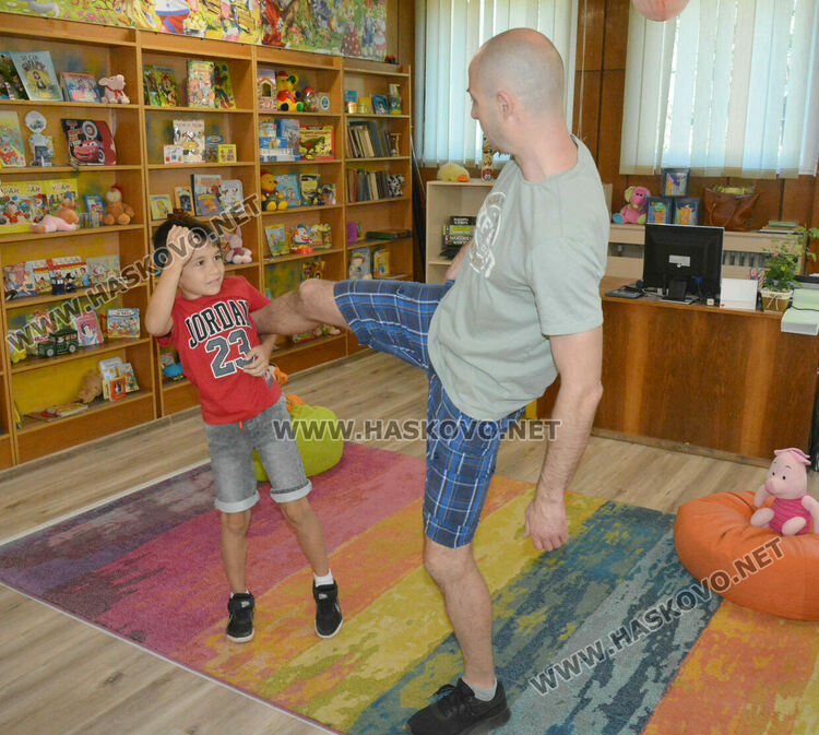 Деца направиха първи стъпки в карате в библиотеката  