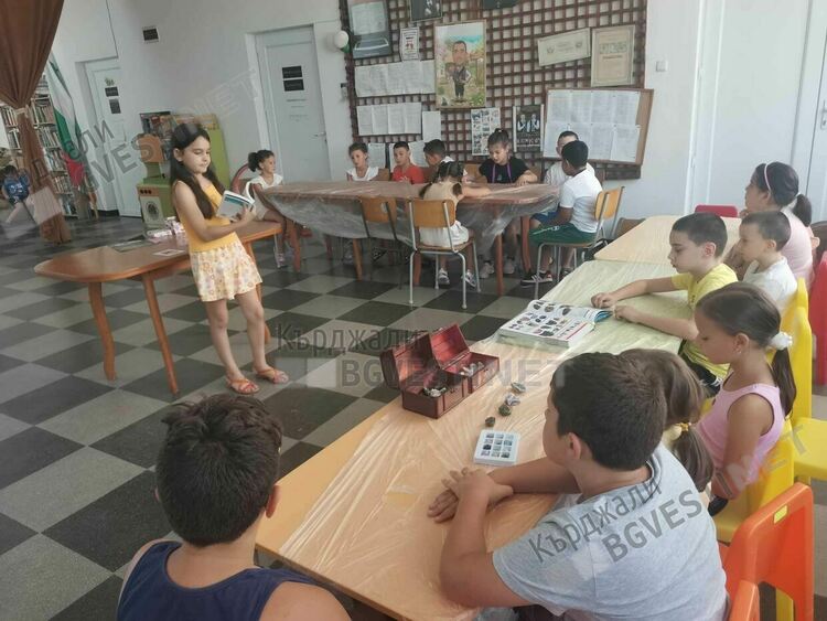 Момиче от Кърджали колекционира минерали, изнася лекция за тях пред своите връстници в читалището в Гледка