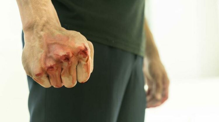 Мъж пострада при междусъседско сбиване