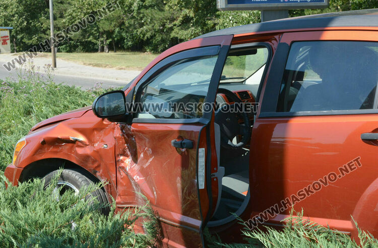 Две коли се сблъскаха на кръговото на бул. „Освобождение“ в Хасково