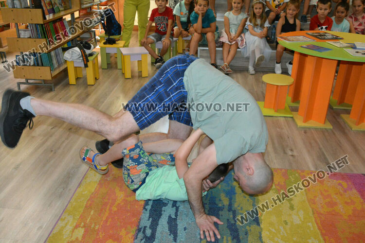 Деца направиха първи стъпки в карате в библиотеката  