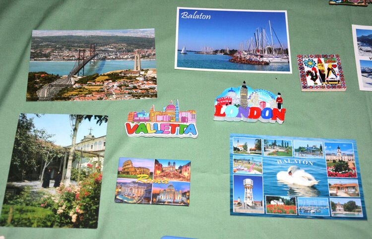 Нестанадртна изложба от картички и магнитчета откриха в читалище "Тракия-2008" 