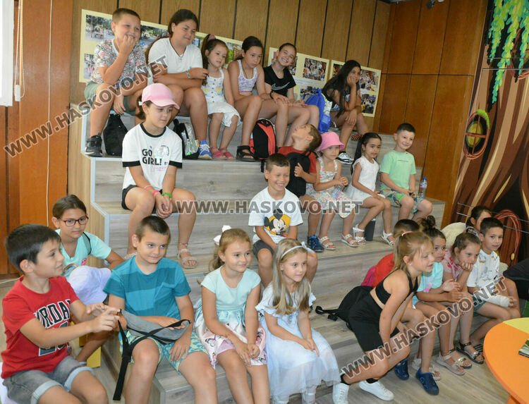 Деца направиха първи стъпки в карате в библиотеката  