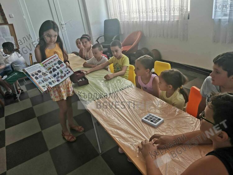 Момиче от Кърджали колекционира минерали, изнася лекция за тях пред своите връстници в читалището в Гледка