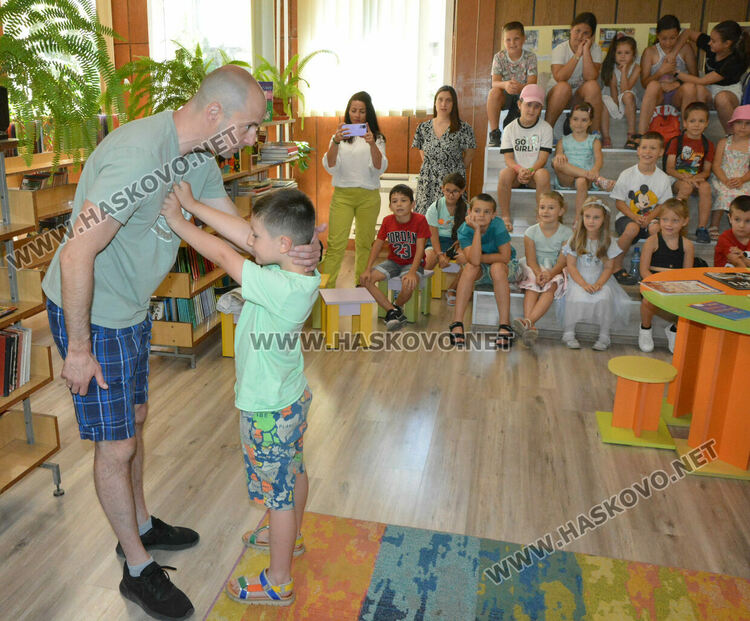 Деца направиха първи стъпки в карате в библиотеката  