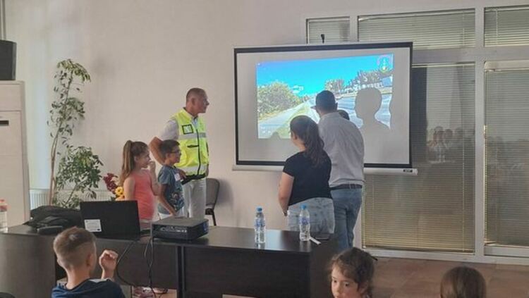Председателят на Държавна агенция „Безопасност на движение по пътищата“ Росен Рапчев присъства на урок по безопасност с деца от Радомир