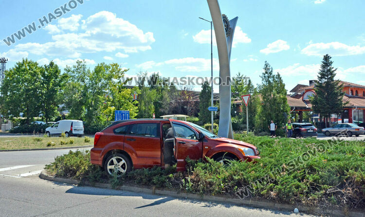 Две коли се сблъскаха на кръговото на бул. „Освобождение“ в Хасково