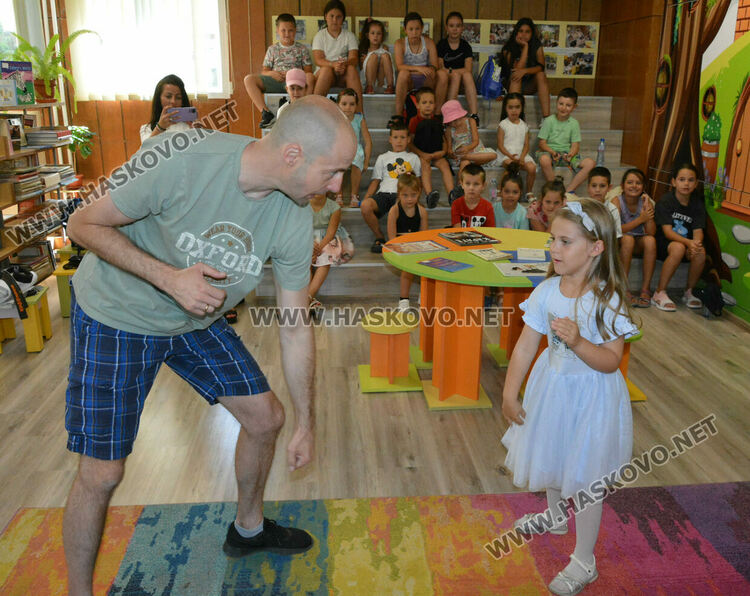 Деца направиха първи стъпки в карате в библиотеката  