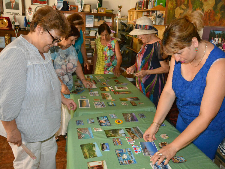 Нестанадртна изложба от картички и магнитчета откриха в читалище "Тракия-2008" 