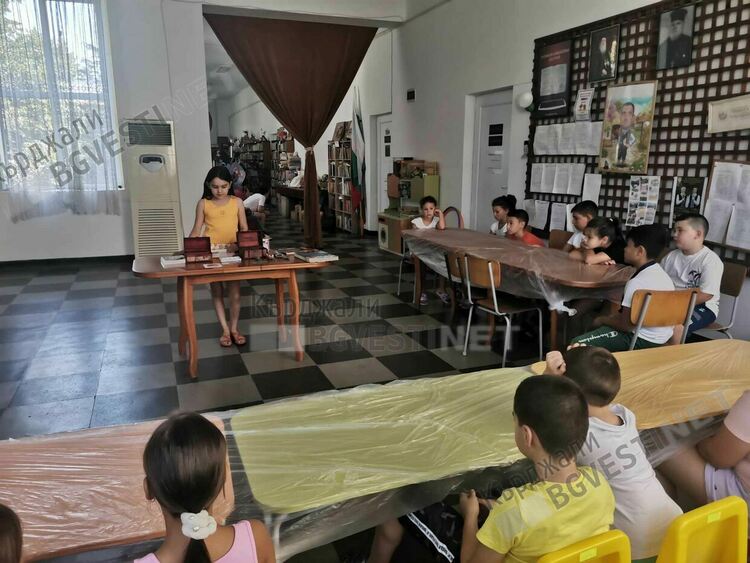 Момиче от Кърджали колекционира минерали, изнася лекция за тях пред своите връстници в читалището в Гледка