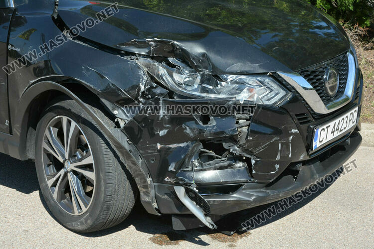 Две коли се сблъскаха на кръговото на бул. „Освобождение“ в Хасково