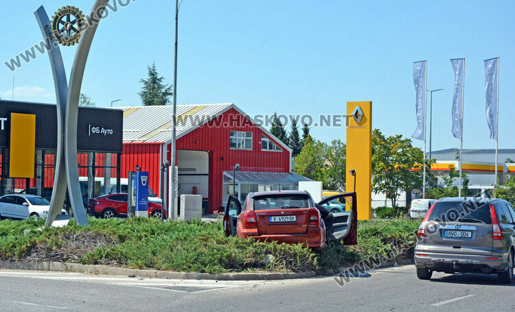 Две коли се сблъскаха на кръговото на бул. „Освобождение“ в Хасково