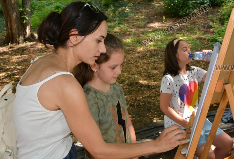 Малките творци от „Дъга“ рисуват на открито