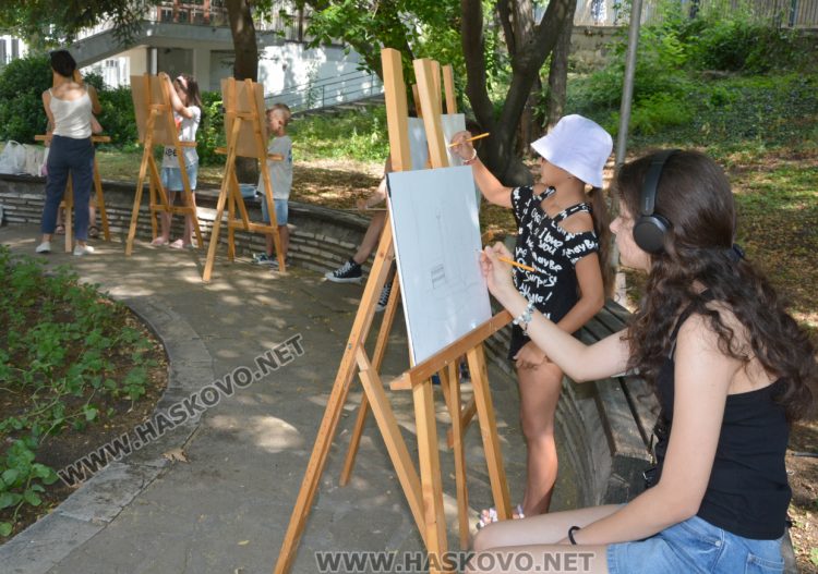 Малките творци от „Дъга“ рисуват на открито