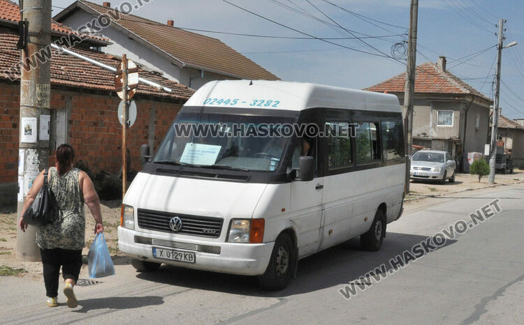 Автобусът за Хасково спира, за да могат пътниците да си купят дини