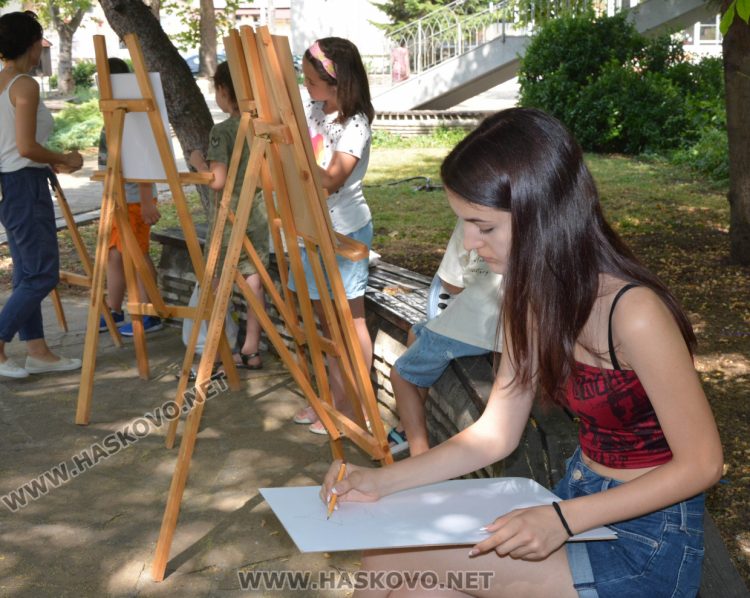 Малките творци от „Дъга“ рисуват на открито