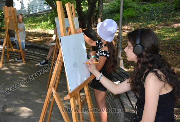 Малките творци от „Дъга“ рисуват на открито