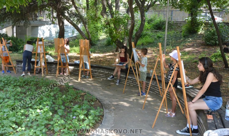 Малките творци от „Дъга“ рисуват на открито