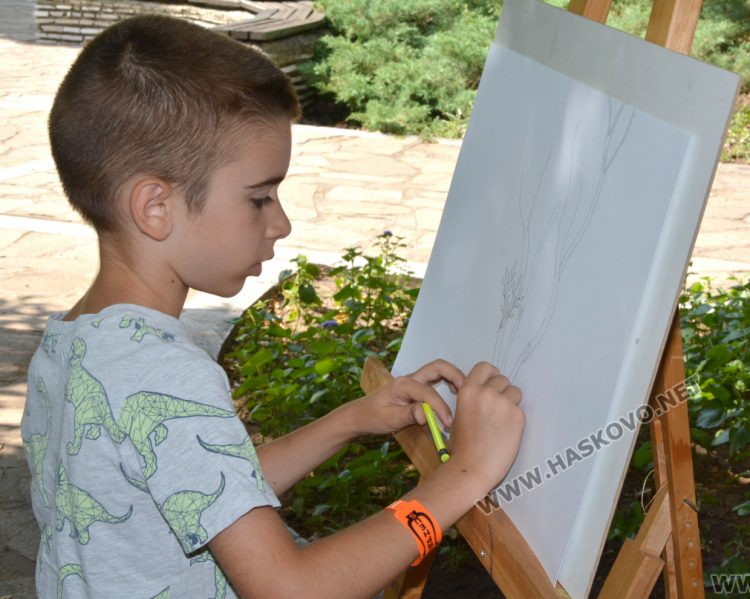 Малките творци от „Дъга“ рисуват на открито