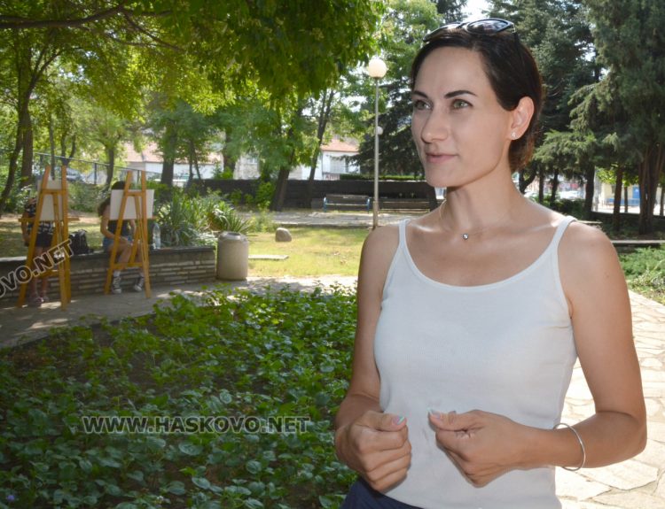 Малките творци от „Дъга“ рисуват на открито