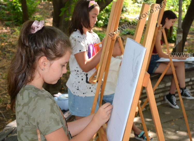 Малките творци от „Дъга“ рисуват на открито