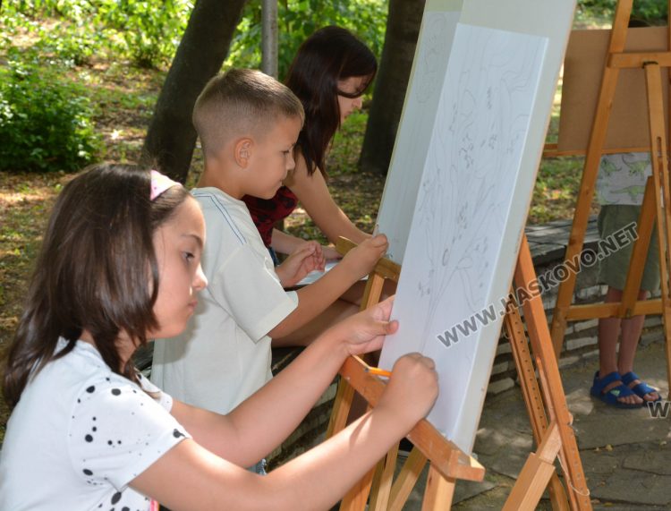 Малките творци от „Дъга“ рисуват на открито