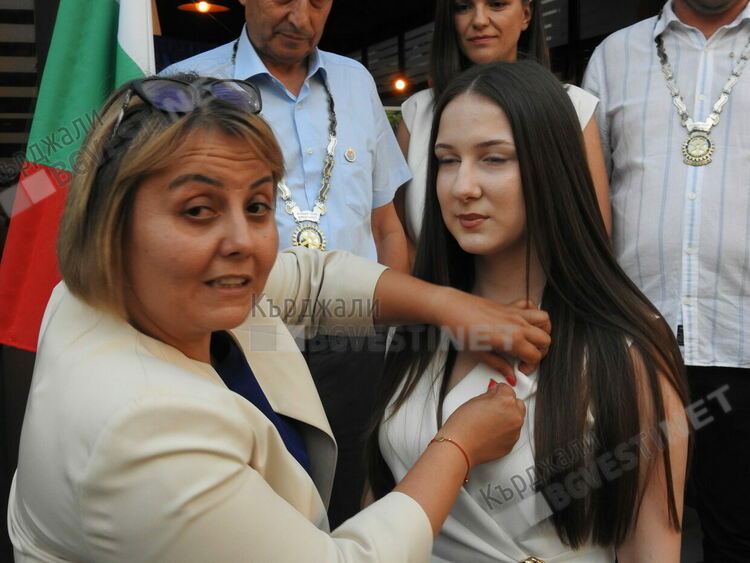 Ротарианци от Кърджали и Бурса дариха мобилен мамограф в общ проект за здравето на жените в областта