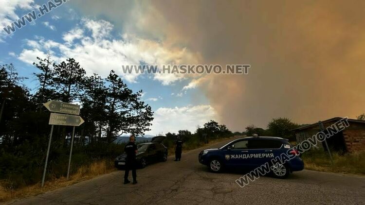 Огнената стихия погълна и три необитаеми къщи в с. Равна гора