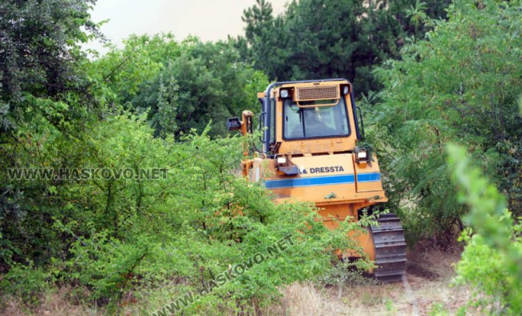 Тракторист причинил пожара край Студена, машината изгоряла