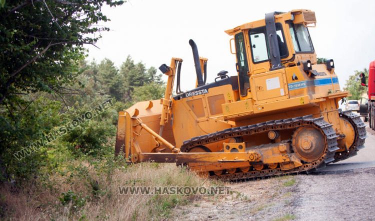 Тежка верижна машина прокарва просеки в гората край с. Студена