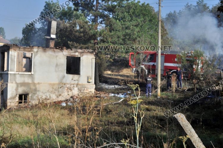 Ситуацията с пожарите в Хасковска област остава критична 