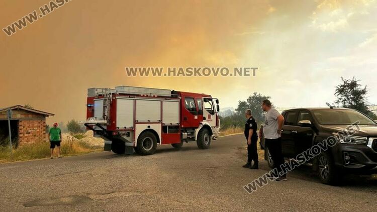 Огнената стихия погълна и три необитаеми къщи в с. Равна гора