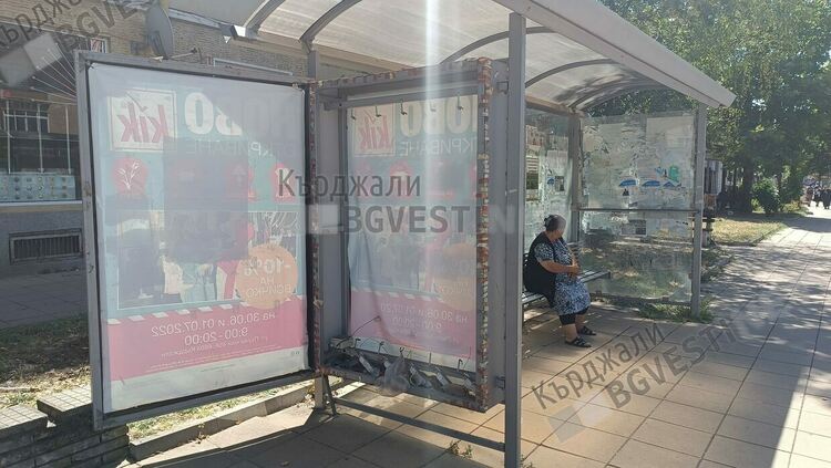 Оголени електрически кабели на автобусна спирка в центъра на Кърджали,опасност за децата