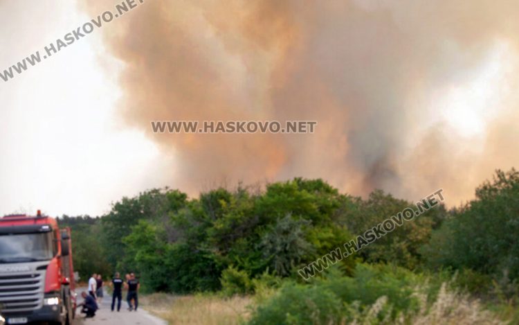 Тракторист причинил пожара край Студена, машината изгоряла