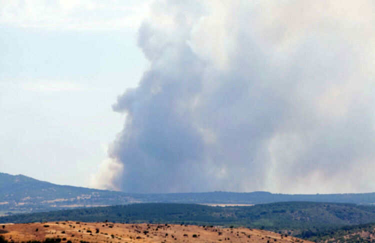 Тракторист причинил пожара край Студена, машината изгоряла