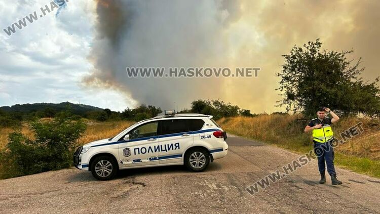 Огнената стихия погълна и три необитаеми къщи в с. Равна гора