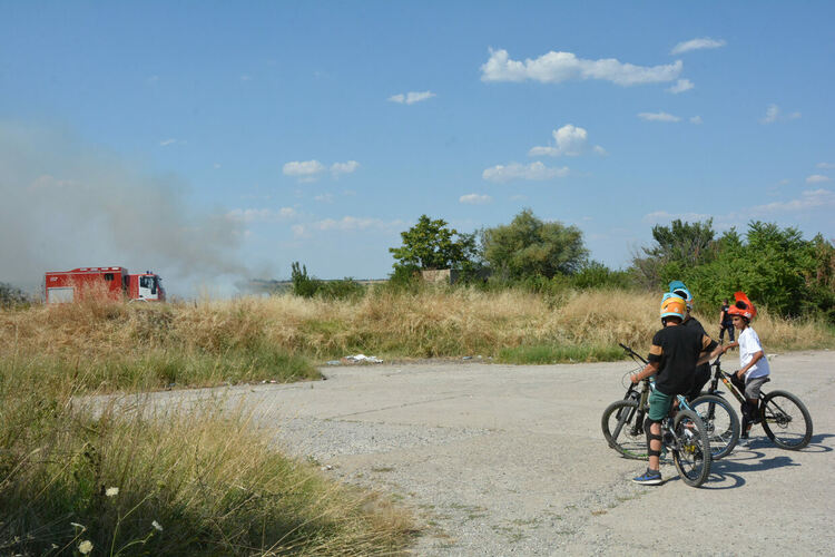 Пламнаха сухи треви и храсти до македонските гробища в Хасково