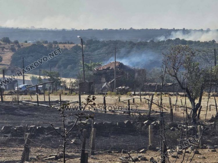 Евакуираха хора и в Свиленградско, стихията изпепели Равна гора