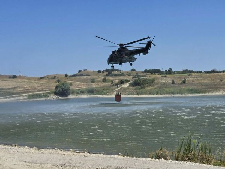 Хеликоптер зарежда вода от водоема край с. Щит