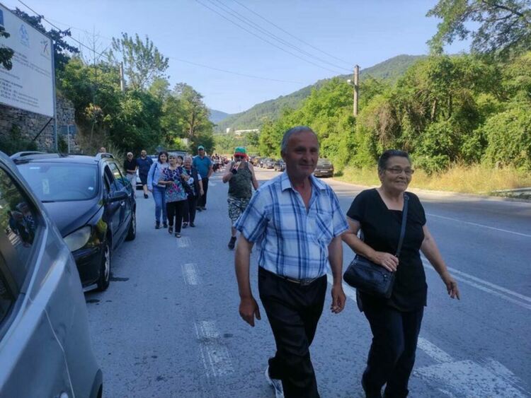 Жители на Брезе излязоха на мирен протест, искат Община Девин да им обърне внимание