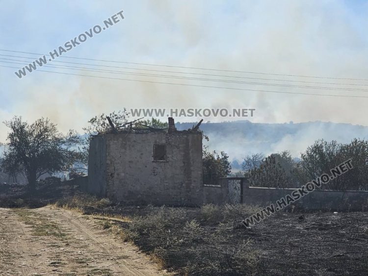 Евакуираха хора и в Свиленградско, стихията изпепели Равна гора