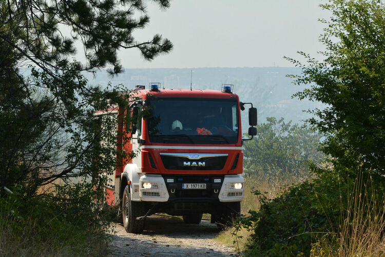 Пламнаха сухи треви и храсти до македонските гробища в Хасково