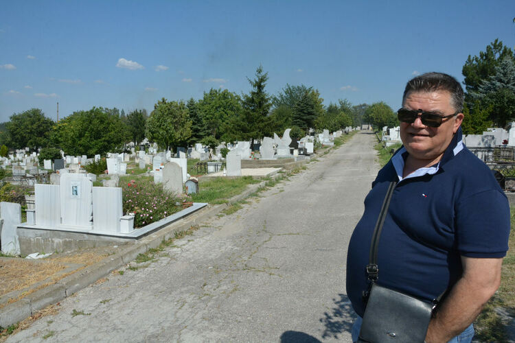 Пламнаха сухи треви и храсти до македонските гробища в Хасково