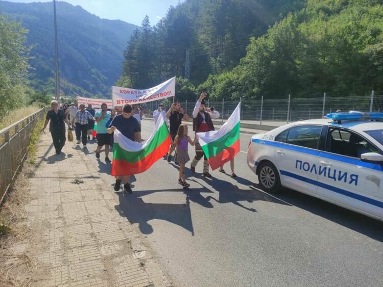 Жители на Брезе излязоха на мирен протест, искат Община Девин да им обърне внимание