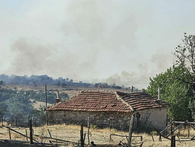 Евакуираха хора и в Свиленградско, стихията изпепели Равна гора