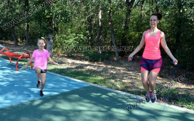 Масово търсят спасение от жегите в парк "Кенана"