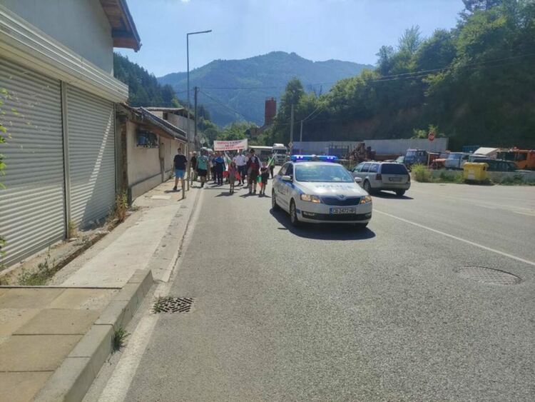 Жители на Брезе излязоха на мирен протест, искат Община Девин да им обърне внимание