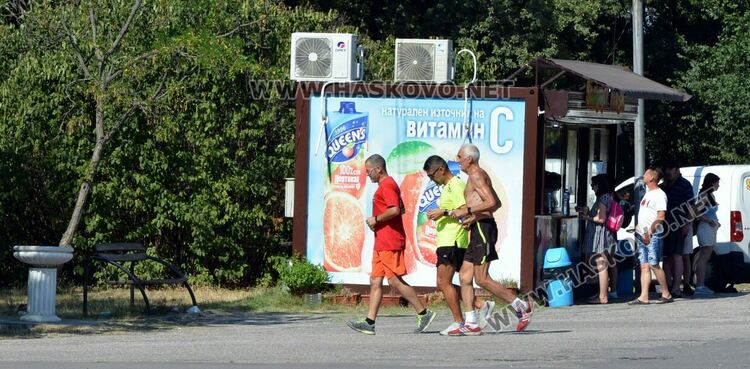 Масово търсят спасение от жегите в парк "Кенана"