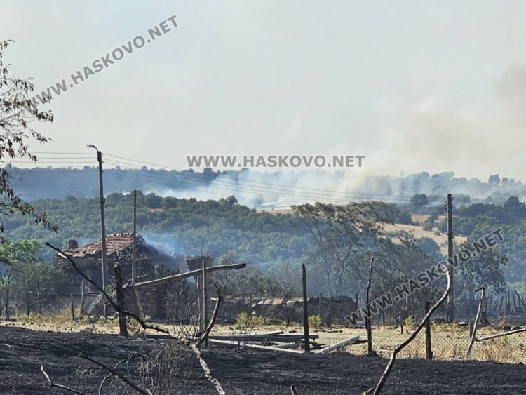 Евакуираха хора и в Свиленградско, стихията изпепели Равна гора