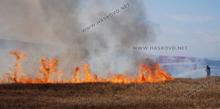 Евакуираха хора и в Свиленградско, стихията изпепели Равна гора